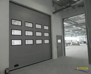 brama segmentowa z okienkami drzwi