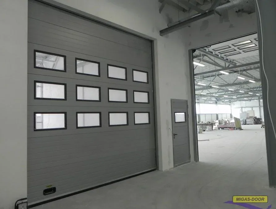 brama segmentowa z okienkami drzwi