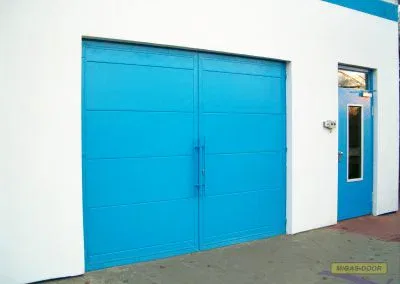 brama garazowa dwuskrzydlowa niebieska