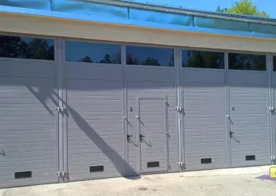 bramy przemyslowe dwuskrzydlowe z przeszkleniem z furtka welser