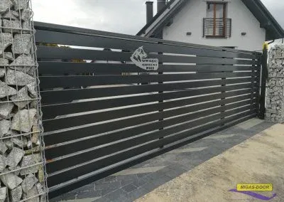 brama-posesyjna-przesuwna-nowoczesna