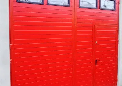 brama dwuskrzydlowa z drzwiami