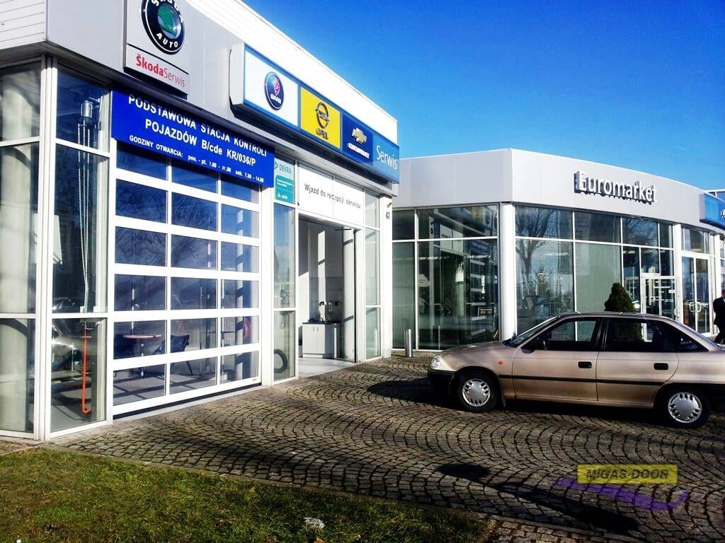 brama przemysłowa segmentowa przeszklona