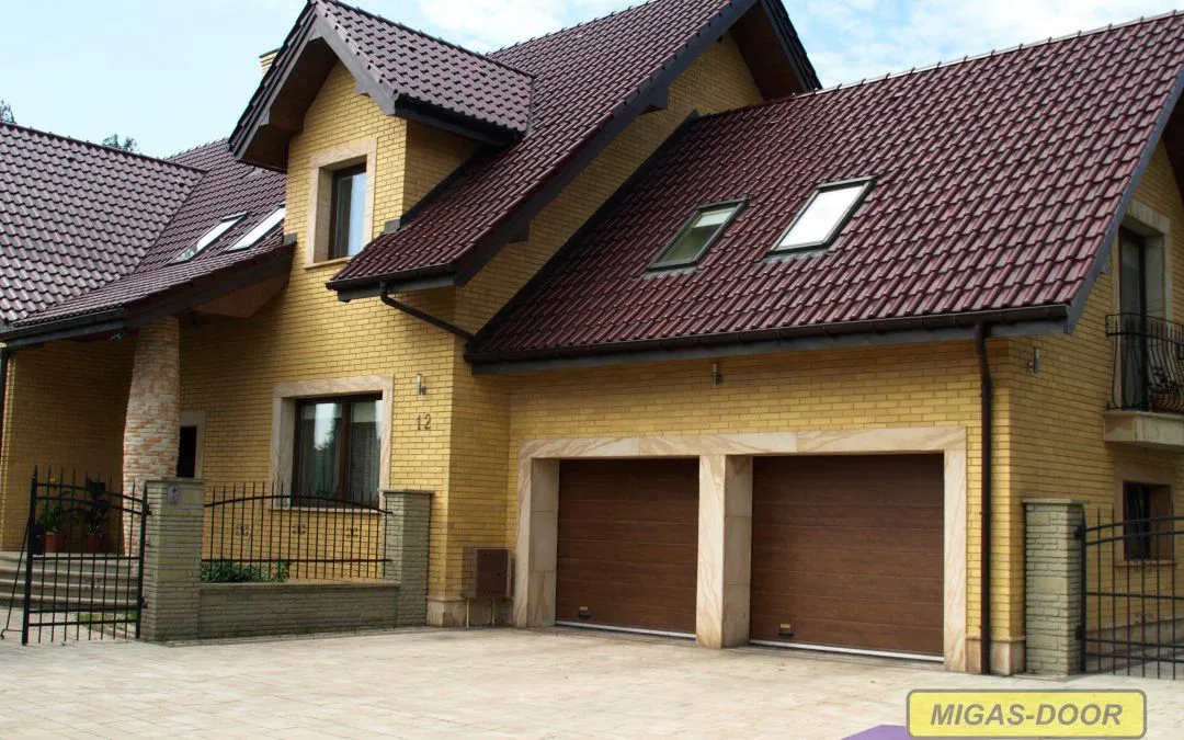 bramy_segmentowe_orzech_szerokie_przetłoczenie