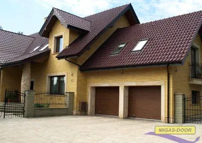 bramy_segmentowe_orzech_szerokie_przetłoczenie