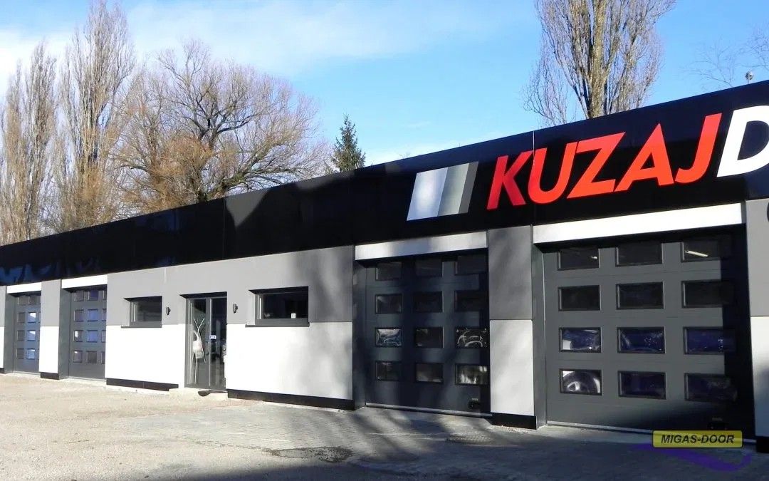 Brama do warsztatu samochodowego — zabudowana czy przeszklona?