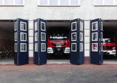 Bramy harmonijkowe antracyt z oknami