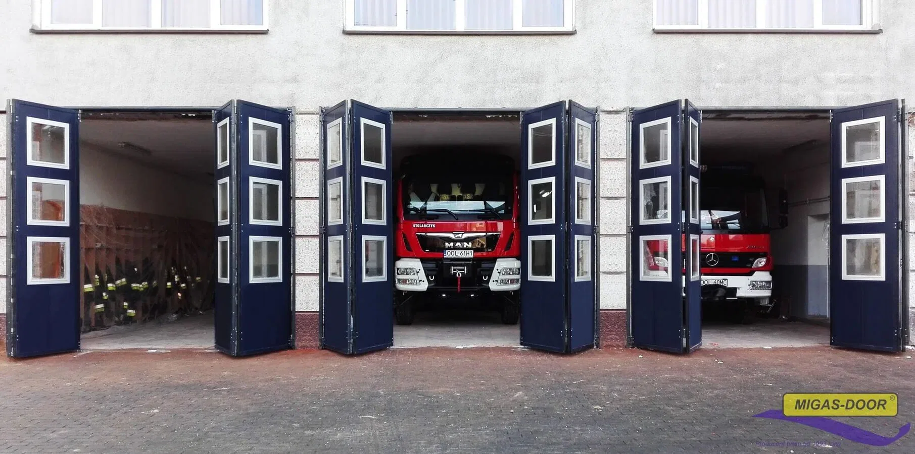 Bramy harmonijkowe antracyt z oknami