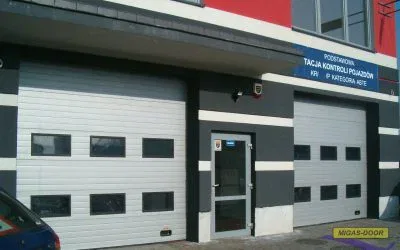 Bramy do hali przemysłowej – magazynowej. Podpowiadamy, jaką bramę wybrać