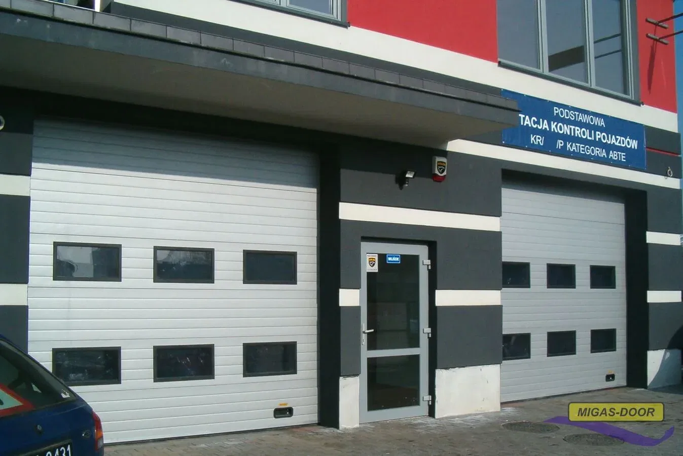 Brama segmentowa przemysłowa z przeszkleniem Migas-Door