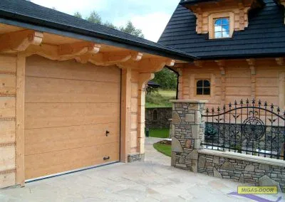 brama segmentowa w okleinie