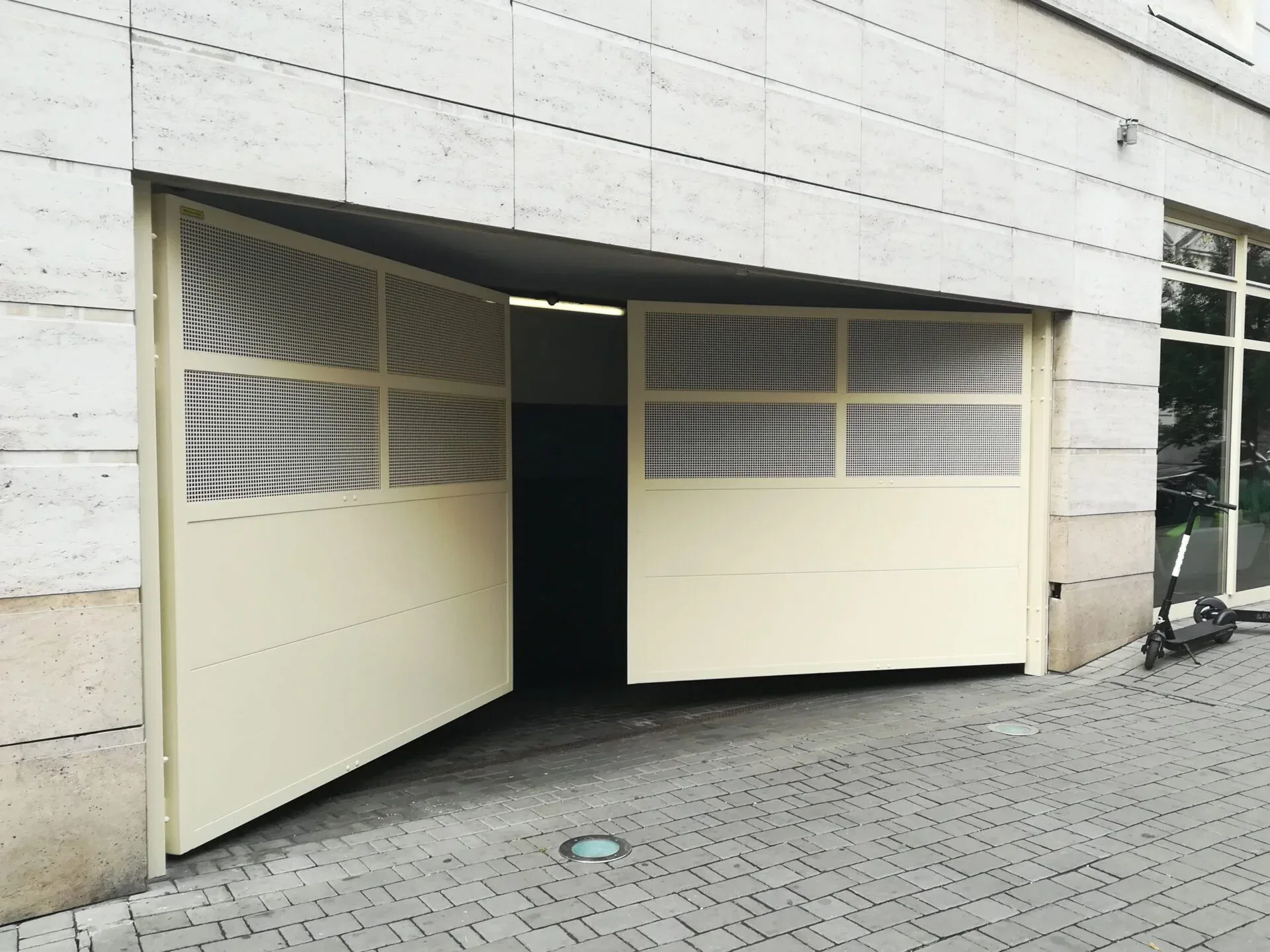 Brama dwuskrzydłowa do garażu podziemnego