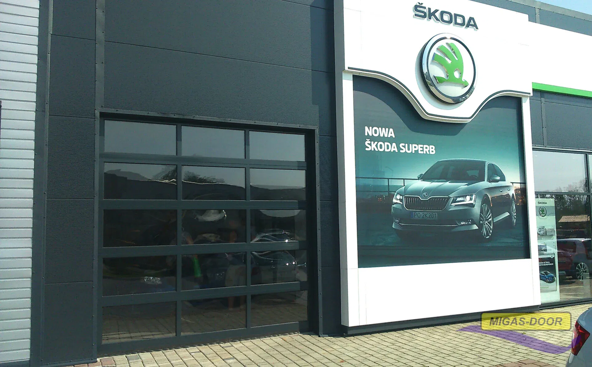 brama segmentowa przeszklenie aluminium lakierowane