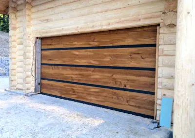 Brama segmentowa pokryta drewnem i aluminium (1)