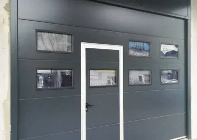 brama segmentowa z furtka i oknami