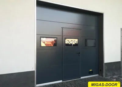 brama segmentowa z furtka i oknami