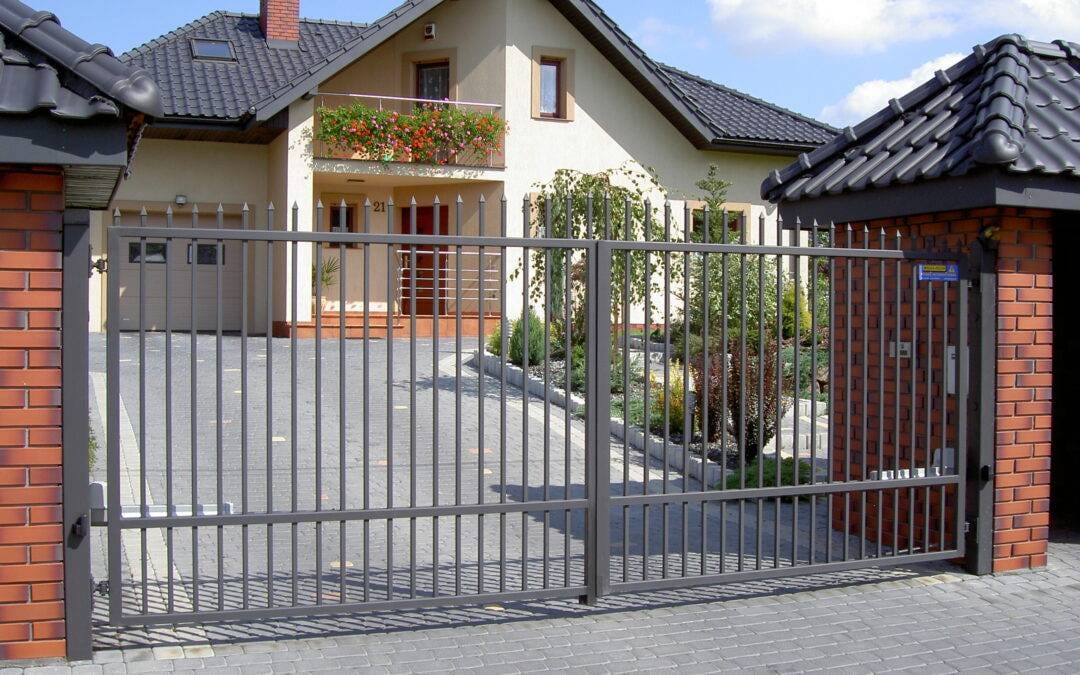 Automatyka do bramy ogrodzeniowej dwuskrzydłowej – co warto wiedzieć przed montażem?