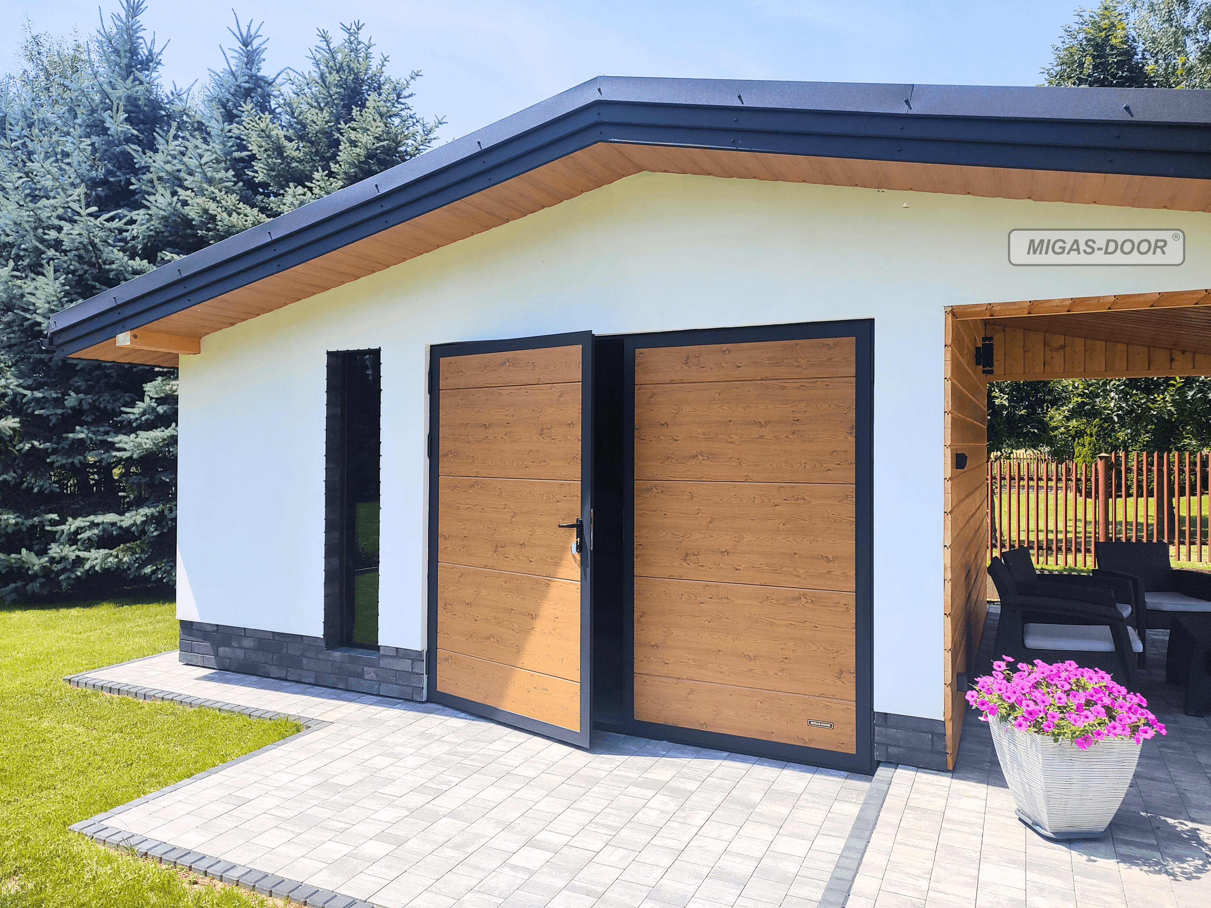 Bramy garażowe dwuskrzydłowe – kiedy warto je wybrać zamiast segmentowych?