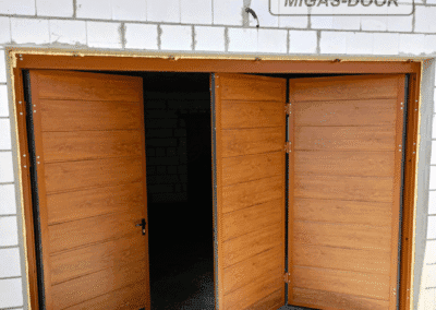 brama garażowa harmonijkowa złoty dąb otwarta