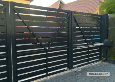 brama harmonijkowa z napędem widok od wewnątrz