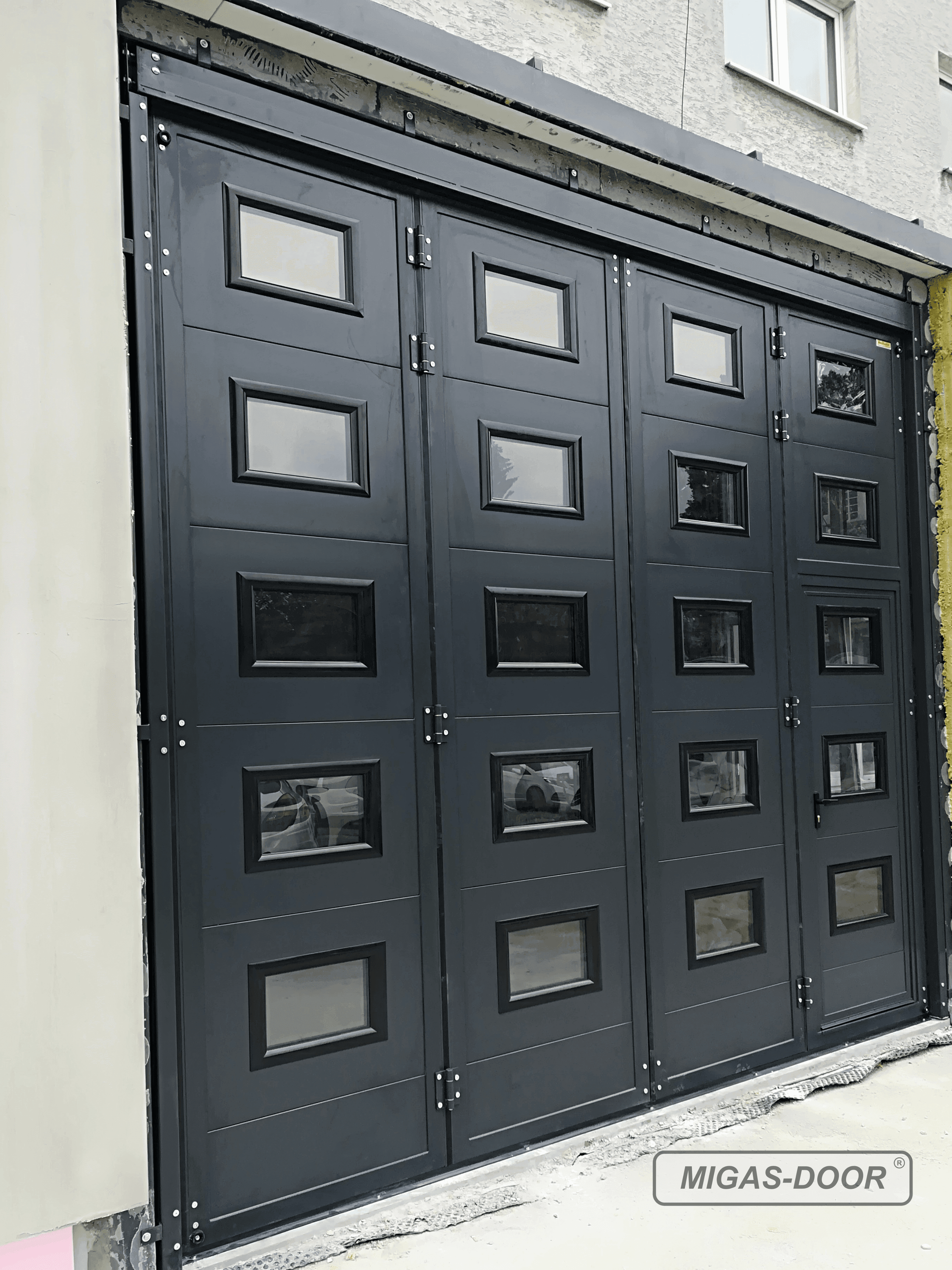 brama przemysłowa harmonijkowa antracyt z okienkami