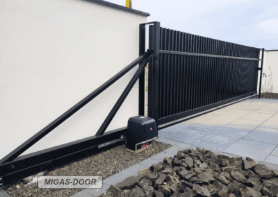 brama przesuwna palisadowa widok od wewnątrz