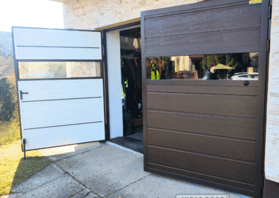 brama stalowa dwuskrzydłowa brąz ral 8014 szerokie przetłoczenie przeszklenie otwarta