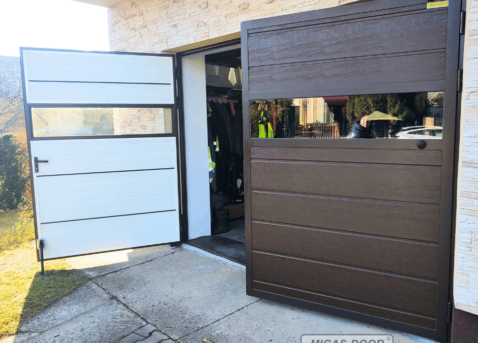 brama stalowa dwuskrzydłowa brąz ral 8014 szerokie przetłoczenie przeszklenie otwarta