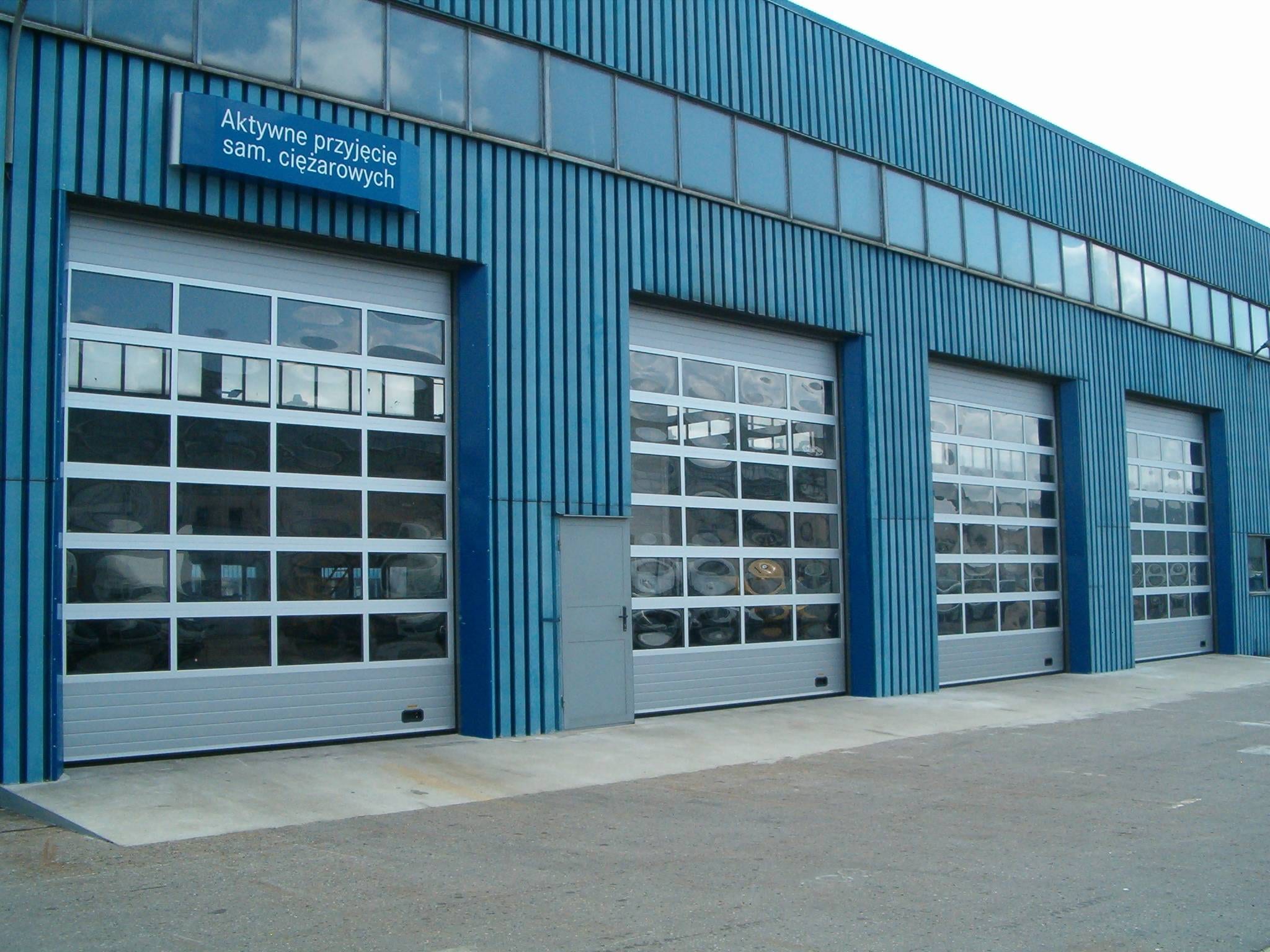 segmentowe bramy przemysłowe z sekcjami aluminiowymi