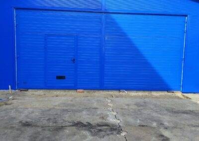 brama dwuskrzydłowa niebieska z furtką