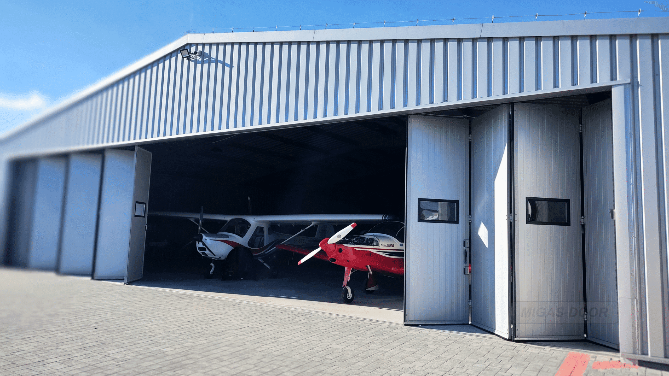 brama przemysłowa harmonijkowa z oknami do hangaru