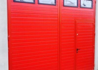 czerwona brama dwuskrzydłowa z drzwiami