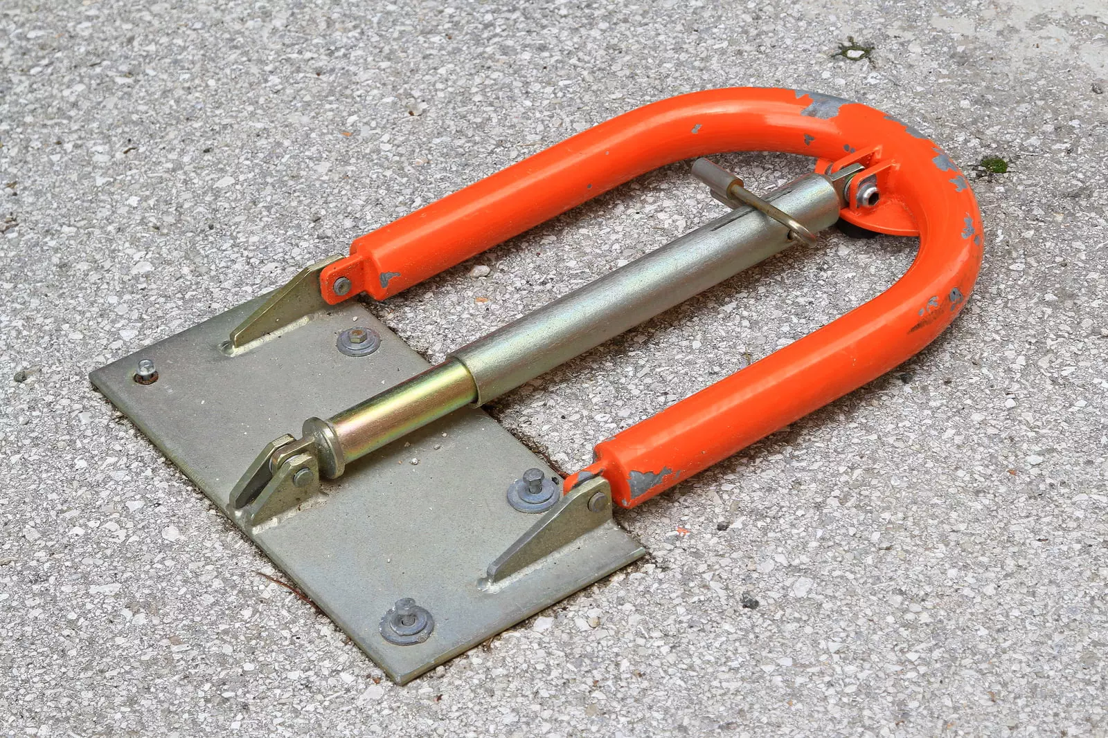 15058286_car-parking-lock